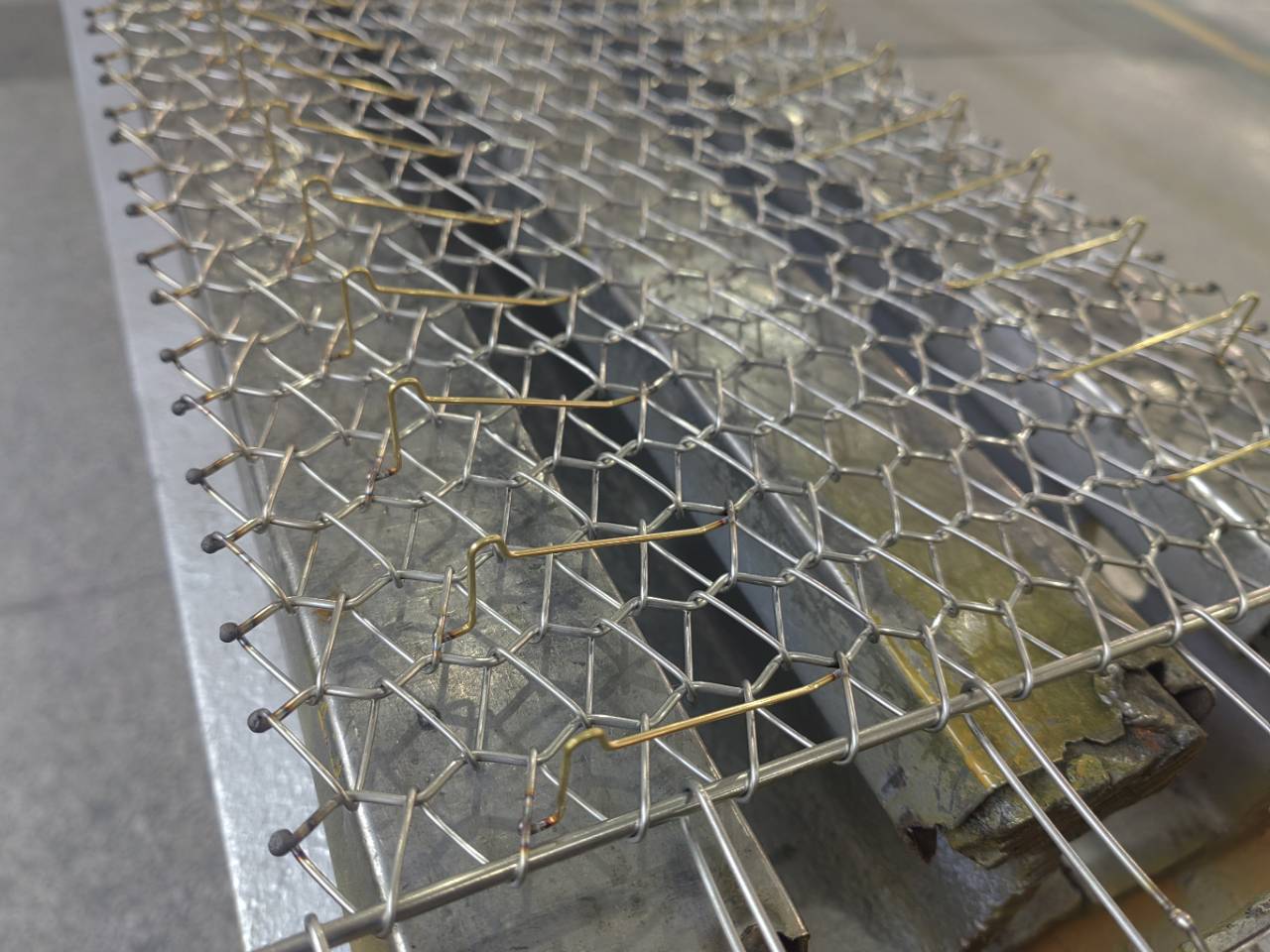 不銹鋼網(wǎng)帶選型全攻略：從材質(zhì)到規(guī)格，精準匹配工況需求